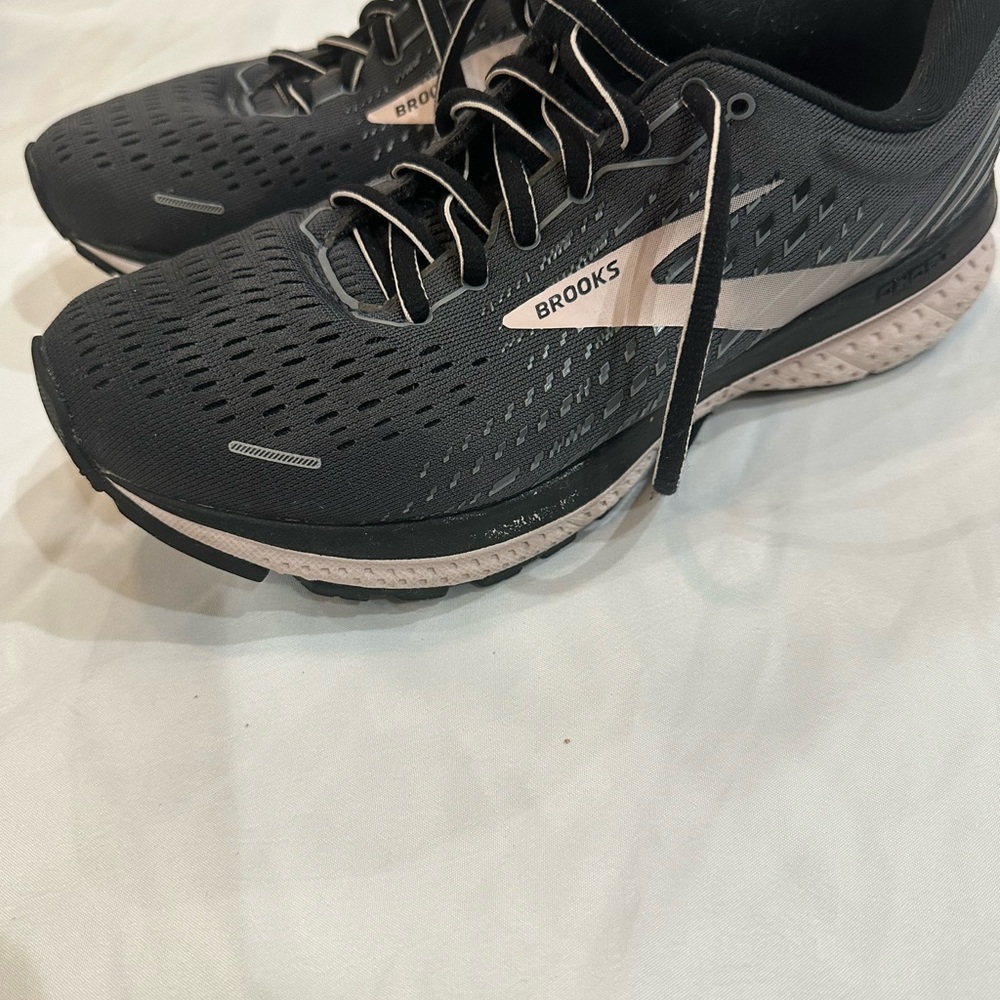 Brooks Women's Black and White Athletic Shoes